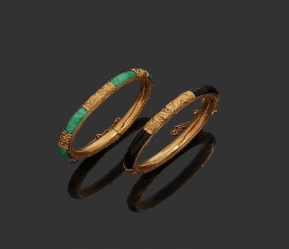 null Ensemble de deux bracelets en or, jade et onyx.
Travail asiatique.
Poids brut:...