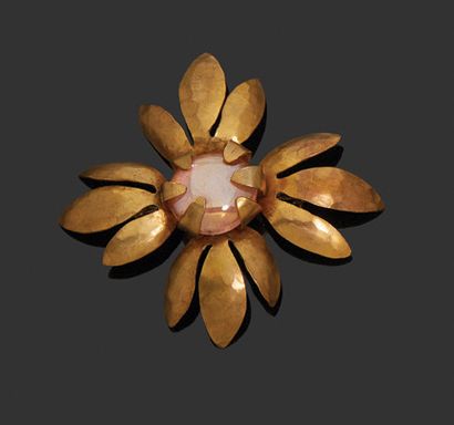 VAN der STRATEN Broche fleur en métal doré.