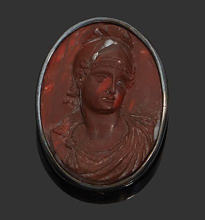 null Broche ovale en argent ornée d'un camée en marbre rouge représentant un buste...