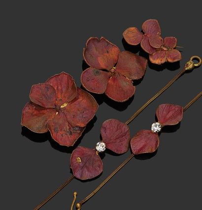 CLAUDE LALANNE (1925-2019) 
Parure de bijoux figurant des fleurs stylisées en bronze...