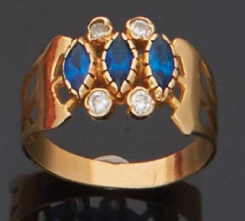 null Bague en or jaune 18K (750) sertie de brillants et saphirs.
Tour de doigt: 52.
Poids...