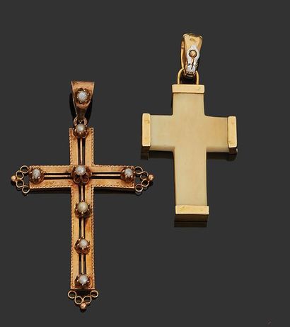null Ensemble de deux croix:
Une croix en or et os, poids brut: 6,2g
Une croix en...