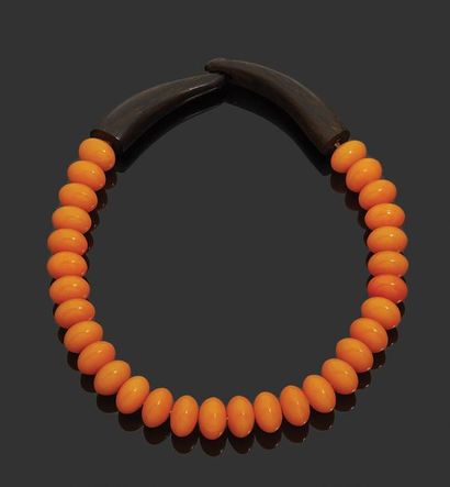 null Collier ethnique en perles ambrées, fermoir en bois.
Long: 31cm