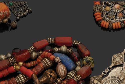 null Ensemble de bijoux orientaux composé de bracelet en pierre dure, ceintures ,...