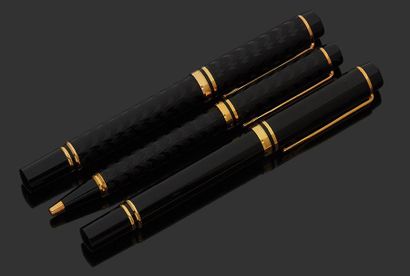WATERMAN Une parure composée d'un stylo plume (en or), et d'un stylo bille.
On y...