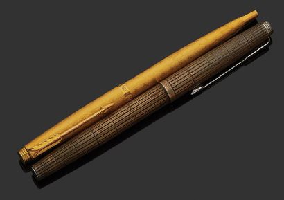 PARKER Deux stylos bille en métal doré et argenté.