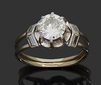 null Bague solitaire en or gris 18K (750), sertie d'un diamant épaulé de quatre diamants...