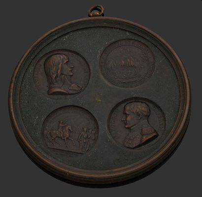 null Cadre en cuivre doré présentant 4 médailles refrappes en bronze, Consulat et...