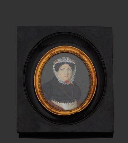 École FRANÇAISE vers 1810 
Portrait de femme à la coiffe de dentelles
Miniature ovale...