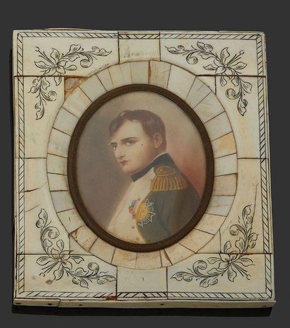 null Miniature figurant un portrait de Napoléon
Bonaparte dans un cadre en os gravé...