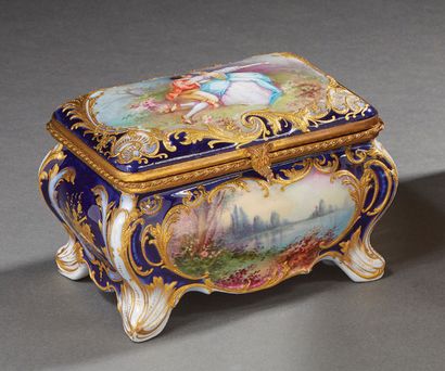 null Boite en porcelaine à décor d'une scène galante sur le couvercle.
Epoque Napoléon...