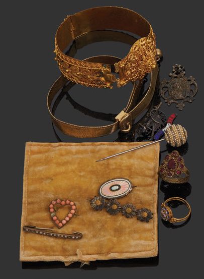 null Lot de bijoux anciens comprenant: deux bracelets en métal doré, deux bagues,...
