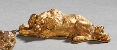 null Boite à timbres en bronze doré figurant un chien couché, les yeux en pierre...