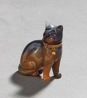 null Petit sujet en pierre dure figurant un chat assis portant un collier à clochette...