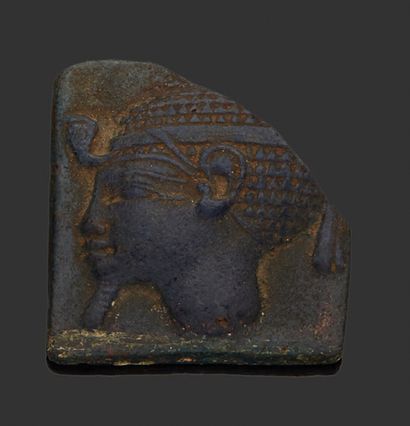 null Petite plaque fragmentaire représentant un portrait de profil.
Travail Egyptien.
Dim:...
