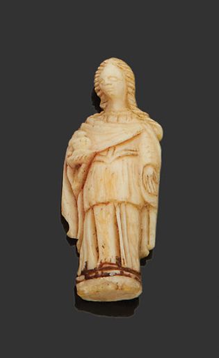 null Petite statue de Sainte en ivoire
Dim: 4,2cm
Poids net: 4g
