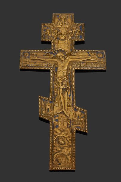 null Croix orthodoxe en bronze doré et fond émaillé bleu, ornée d'une scène de crucifixion.
Travail...