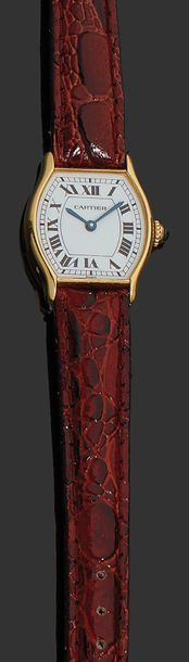 CARTIER Montre de femme en or 18K (750), le boitier de forme tonneau, le fond blanc...