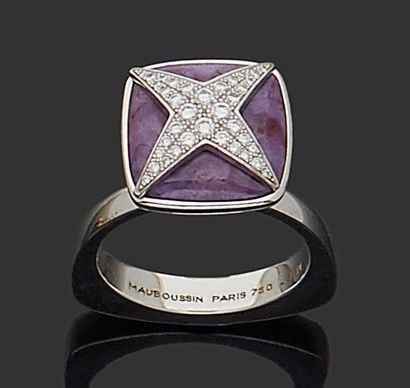 MAUBOUSSIN Bague modèle “String star” en or gris 18K (750), jade violet et brillant.
Tour...