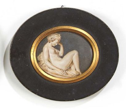 École Française du XIXe siècle Miniature gouachée à vue ovale représentant une sculpture...