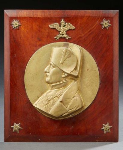 null MÉDAILLON ROND en bronze doré figurant Napoléon Bonaparte de profil, fixé sur...