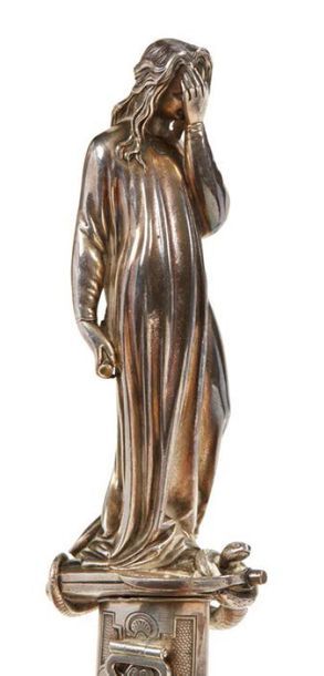 null DAGUE en bronze argenté, la poignée figurant une femme drapée d'après l'antique...
