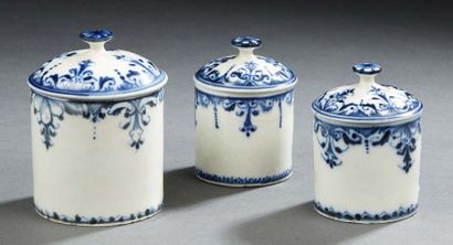 SAINT CLOUD Suite de trois pots à onguent en porcelaine blanche et bleue.
Marqués...