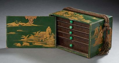 CHINE Boite à mahjong en bois laqué vert à décor doré de personnages ouvrant sur...