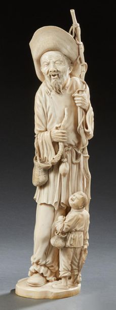 CHINE Importante défense en ivoire sculptée fin figurant un vieillard et un enfant...