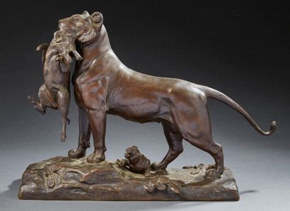 AUGUSTE CAIN (1821-1894), D'APRÈS Lionne nourrissant ses petits en bronze. Signé...
