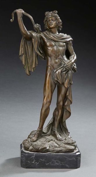 null SUJET en bronze à patine brune figurant Apollon. Sur un socle en marbre noir.
H.:...