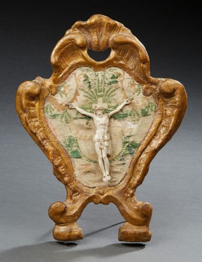 null CHRIST en ivoire dans un cadre en bois doré à décor de coquille.
XVIIIe siècle.
H....