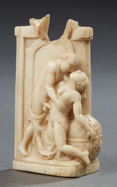 CURIOSA Bas relief en ivoire sculté représentant une scène érotique.
XIXe siècle.
Dim.:...