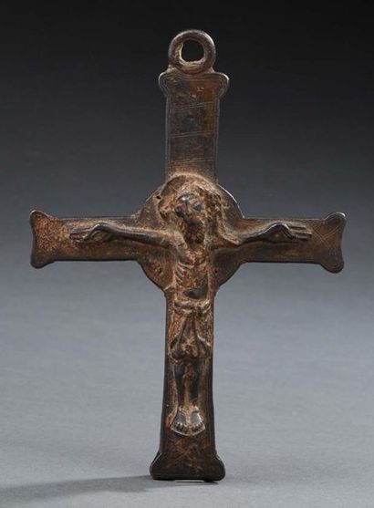 null CROIX DE PROCESSION en bronze, la tête du Christ auréolée, légèrement inclinée....