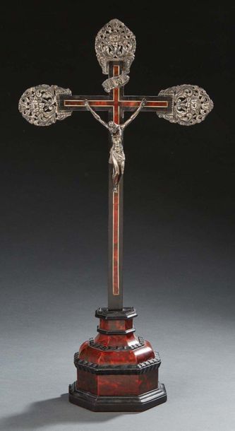 null CRUCIFIX en argent (?) reposant sur une croix en ébène bois noirci et placage...
