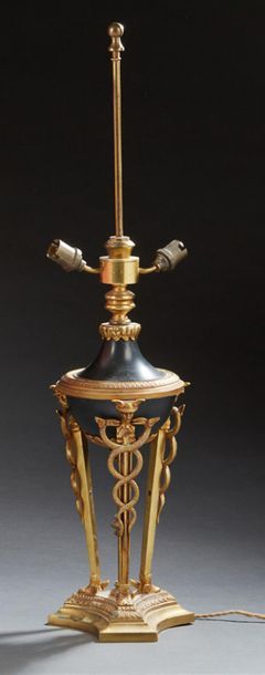 null LAMPE TRIPODE en forme d'athénienne, en bronze doré, la base soutenue par des...