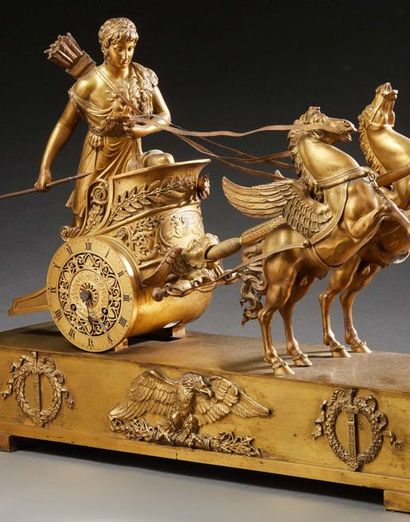 null PENDULE DITE "AU CHAR" en bronze doré et ciselé. Elle représente Apollon sur...