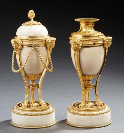null PAIRE DE PETITES CASSOLETTES en marbre et bronze doré.
Fin d'époque Louis XVI...