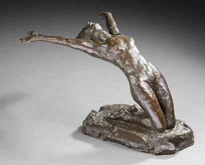 JEANNE BARDEY (1876-1944) 
L'aliénée
Sculpture en bronze à patine brune.
Signée J....
