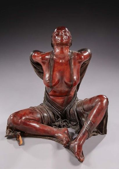 Bruno BARATIER (né en 1950) 
Femme assise
Sculpture en bois recouvert de lanières...