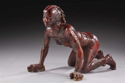 Bruno BARATIER (né en 1950) 
Femme soumise
Sculpture en bois recouvert de lanières...