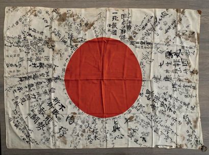 null MILITARIA Drapeau japonais en tissu présentant de nombreuses inscriptions manuscrites...