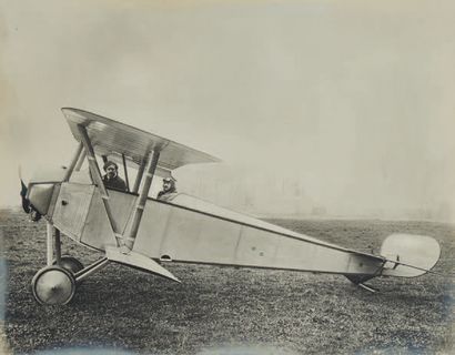 null AVIATION Photographie encadrée dans un cadre mouluré représentant deux aviateurs...