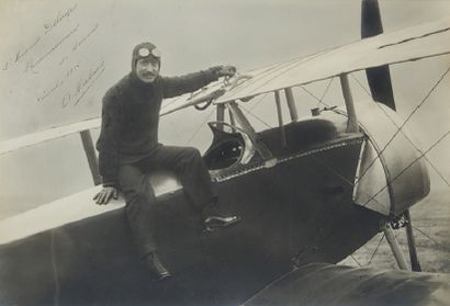 null AVIATION Photographie encadreé représentant l'aviateur MALARD et son appareil...