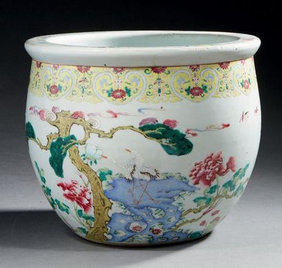 CHINE - XIXe siècle Aquarium en porcelaine émaillé dans le style de la famille rose...