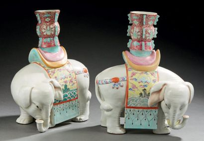 CHINE - XXe siècle Paire d'éléphants en porcelaine émaillée polychrome, un vase "gu"...