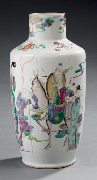 CHINE - XIXe siècle Vase rouleau en porcelaine à décor en émaux polychromes des huit...