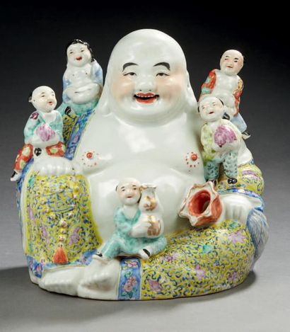 CHINE - XXe siècle Groupe en porcelaine émaillée polychrome, Budai assis contre son...