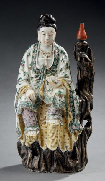 CHINE - Époque de la République - Minguo (1912-1949) Statuette en porcelaine polychrome,...
