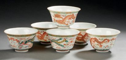CHINE - XXe siècle Six bols en porcelaine émaillée polychrome à décor de dragons...